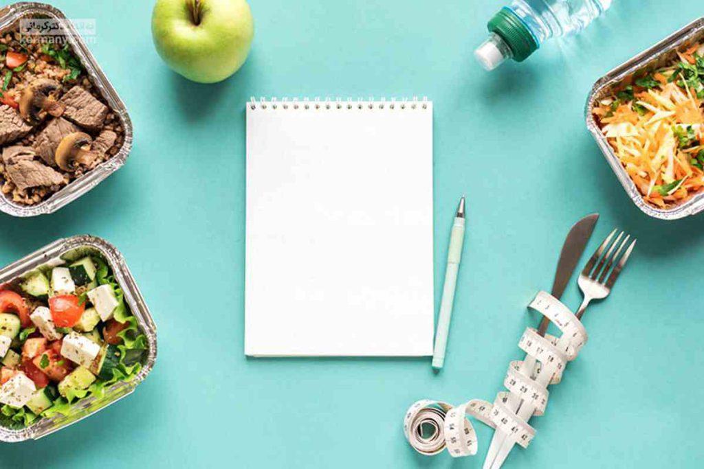 ۱۵ کیلو لاغری در یک ماه عکس کاغذ و سیب و سالاد و گوشت و بطری آب کنار آن