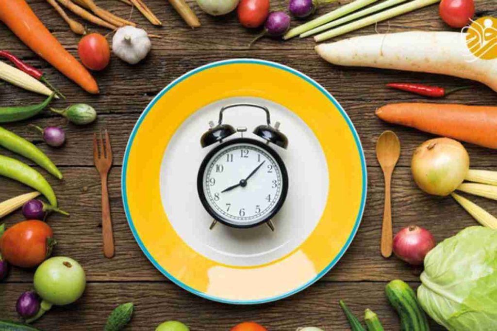 رژیم گابریل ساعت در بشقاب و سبزیجات کنار آن