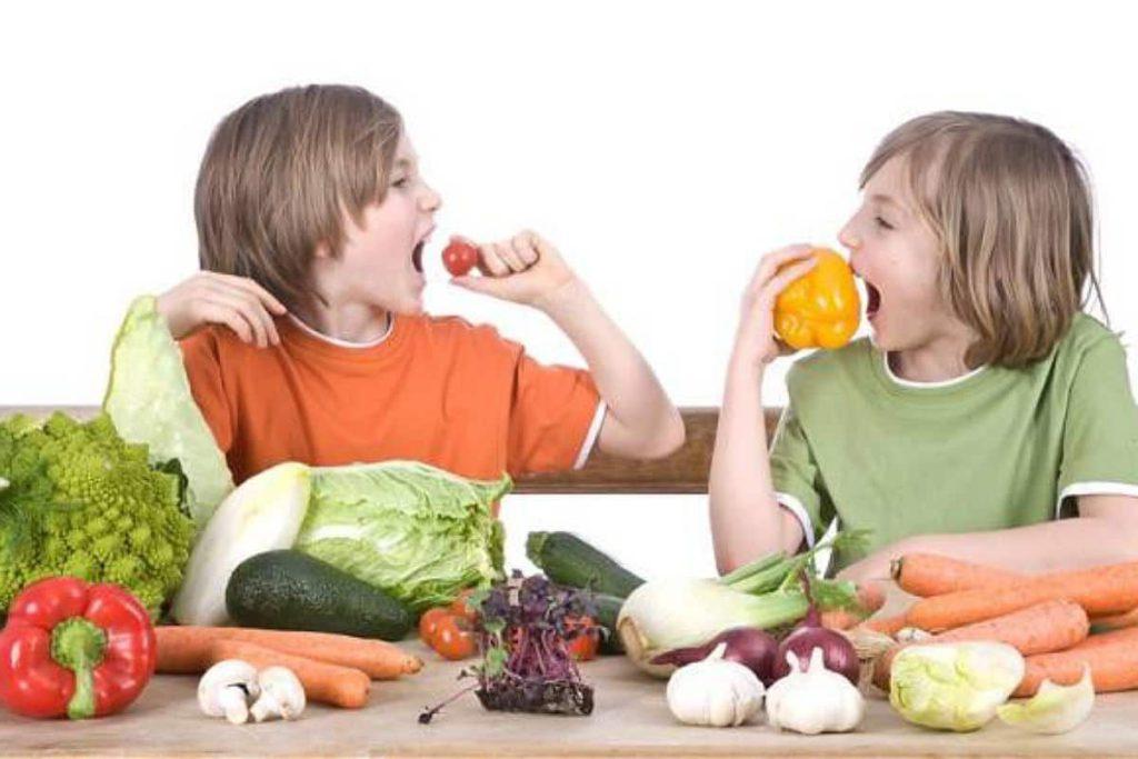 کودکان درحال خوردن گوجه و فلفل دلمه ای 