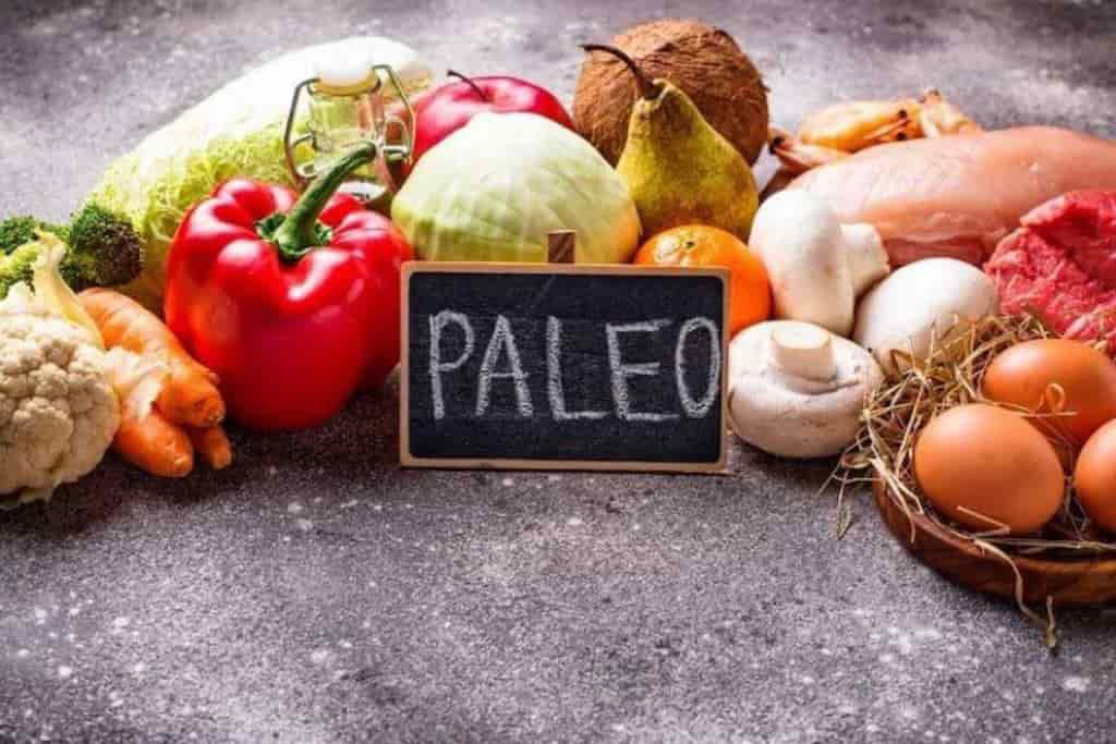 رژیم پالئو روی تابلو نوشته رژیم پالئو و میوه کنار آن قرار دارد