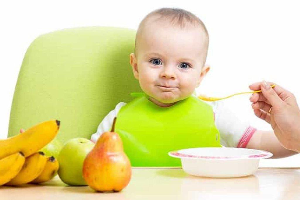 کودکی درحال خوردن خوراکی های سالم است