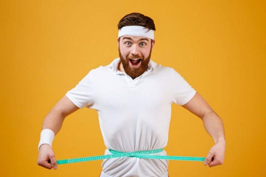 لاغری با خام گیاه خواری لاغری 10 کیلو در یک ماه و پسری درحال اندازه گرفتن دور کمرش است