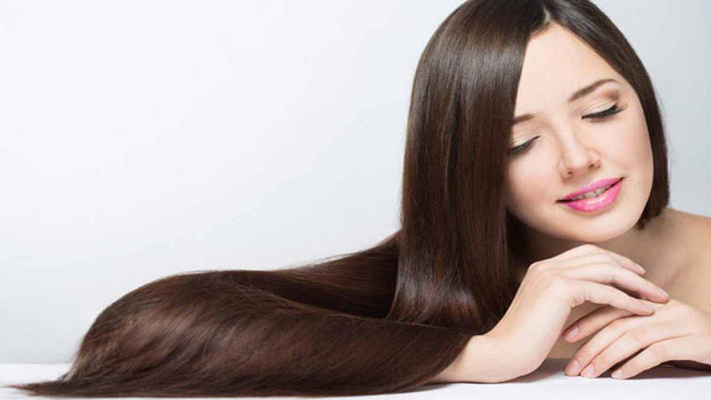 خواص دانه چیا در زیبایی و درخشندگی مو یک خانم که از زیبایی و درخشندگی موهای خود به دلیل تاثیر مثبت خواص دانه چیا خوشحال است