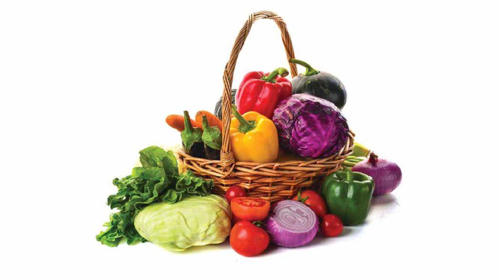 یک سبد حاوی سبزیجات: فلفل دلمه ای، بادمجان، هویج، کلم و در کنار سبد کاهو، کلم پیاز و گوجه فرنگی وجود دارد و به مواد غذایی رژیم جنرال موتورز اشاره می کند