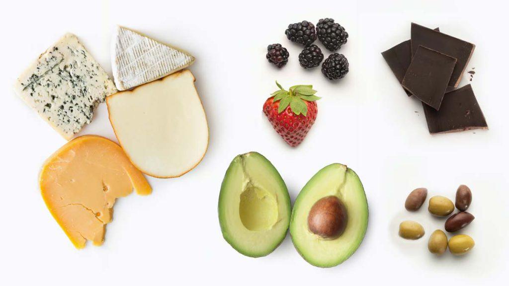 آووکادو، تمشک، بادام، توت فرنگی، شکلات تلخ، کره و پنیر میان وعده هایی هستند که در رژیم کتوژنیک رایگان استفاده می شوند.