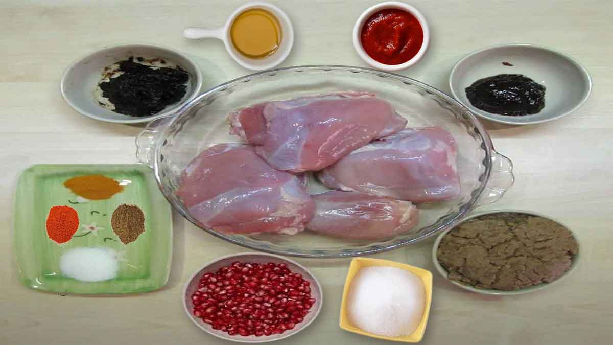 مواد لازم برای پخت فسنجون با مرغ تصویر حاوی یک کاسه شیشه ای حاوی 4 تکه مرغ که در اطراف آن دو کاسه رب انار ترش و شیرین، یک کاسه رب گوجه فرنگی، یک کاسه روغن مایع، یک کاسه گردو آسیاب شده، یک کاسه شکر، یک کاسه دانه انار، یک بشقاب حاوی فلفل سیاه و قرمز، نمک و زردچوبه است و مواد لازم برای پخت فسنجون با مرغ را نشان می دهد
