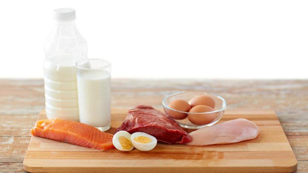 تصویر بطری و لیوان حاوی شیر، تخم مرغ، گوشت سفید و قرمز و ماهی سالمون را نشان می دهد و به هفته چهارم رژیم کتوژنیک رایگان اشاره دارد.