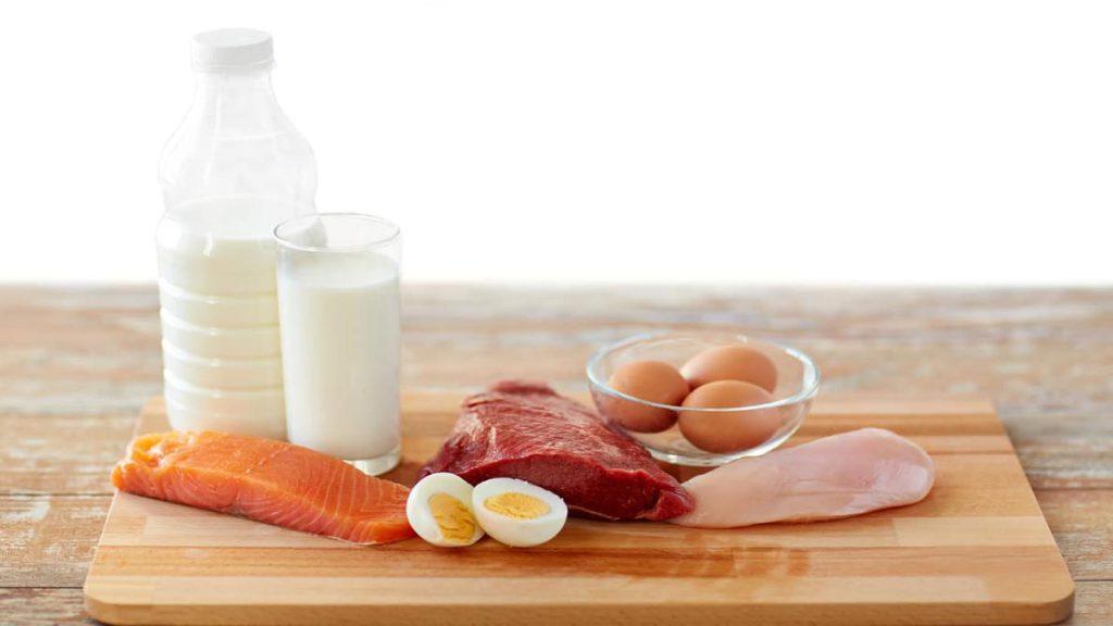 مواد غذایی قابل مصرف در هفته چهارم رژیم کتوژنیک رایگان تصویر بطری و لیوان حاوی شیر، تخم مرغ، گوشت سفید و قرمز و ماهی سالمون را نشان می دهد و به هفته چهارم رژیم کتوژنیک رایگان اشاره دارد.