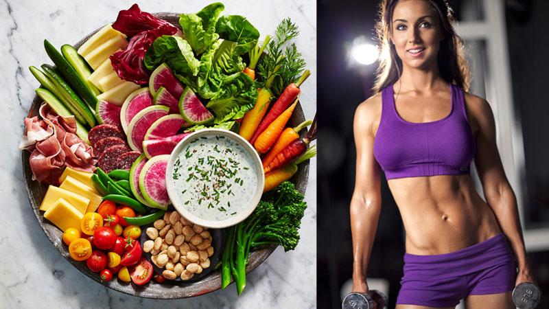 یک خانم بدنساز و یک بشقاب با میوه ها و سبزیجات متنوع برنامه غذایی بدنسازی چربی سوزی: غذاهایی که باید بخورید و غذاهایی که باید از آنها اجتناب کنید.