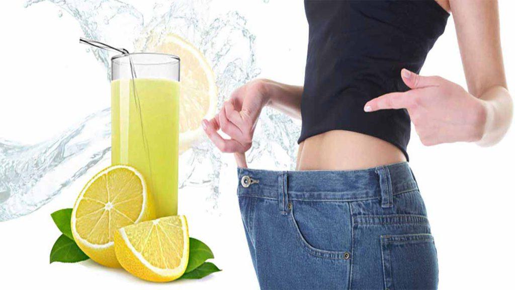 عکس در برگیرنده یک لیوان لیموناد و لیموترش تیکه شده در زیر لیوان و خانمی که کاهش سایز کمر خود را با بهترین رژیم لاغری لیمومی نشان می دهد، است.