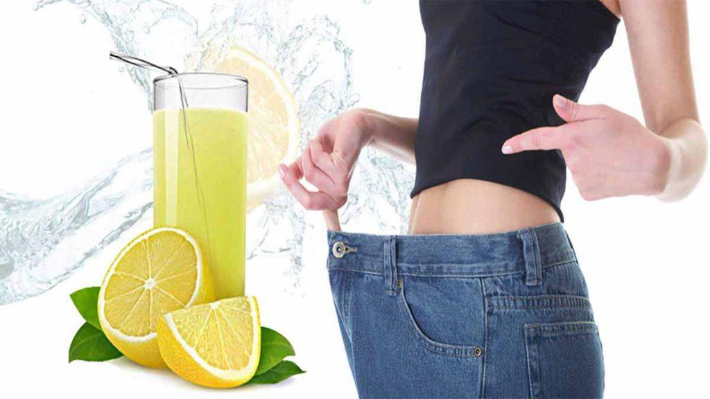 لاغری با بهترین رژیم لاغری لیمومی عکس در برگیرنده یک لیوان لیموناد و لیموترش تیکه شده در زیر لیوان و خانمی که کاهش سایز کمر خود را با بهترین رژیم لاغری لیمومی نشان می دهد، است.
