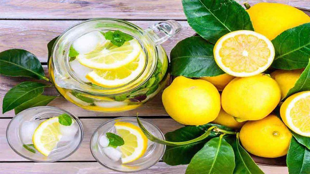 تعدای لیموترش، یک عدد پارچ و دوعدد لیوان که حاوی یخ، تکه های لیمو ترش و برگ نعنا هستند که مرتبط با فواید بهترین رژیم لاغری لیمومی است.