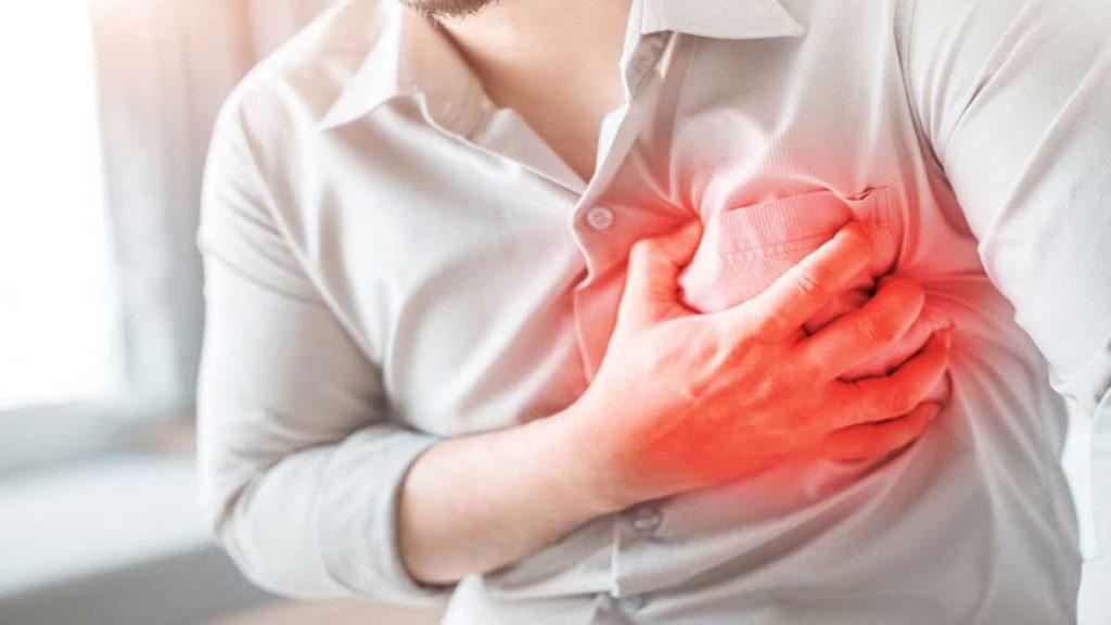 ممنوعیت کاشت نخ برای بیماران قلبی مردی که دستش را بر روی قلبش گذاشته و احساس ناراحتی می کند و ممنوعیت کاشت نخ برای بیماران قلبی را نشان می دهد