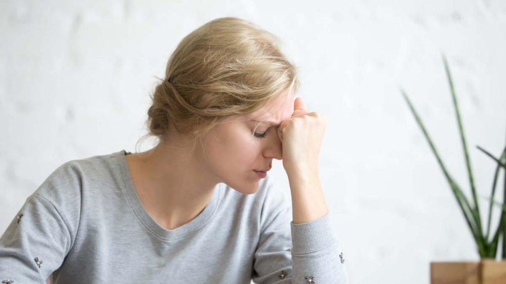 عوارض رژیم وگان یک خانم که دارای ضعف و بی حالی است که عوارض رژیم وگان را نشان می دهد