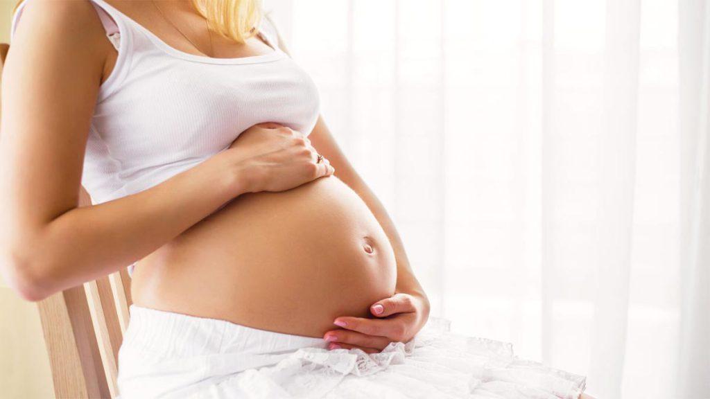 یک زن باردار که برای انجام امبدینگ نخ لاغری دارای محدودیت و ممنوعیت است