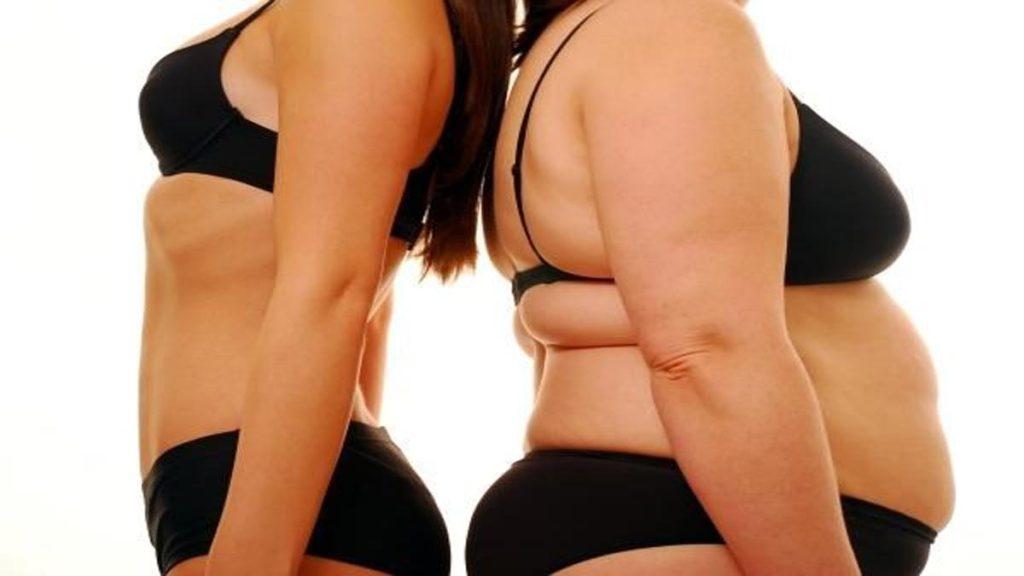 دو خانم چاق و لاغر که چگونگی انجام لاغری با امبدینگ شکم و پهلو را نشان می دهد