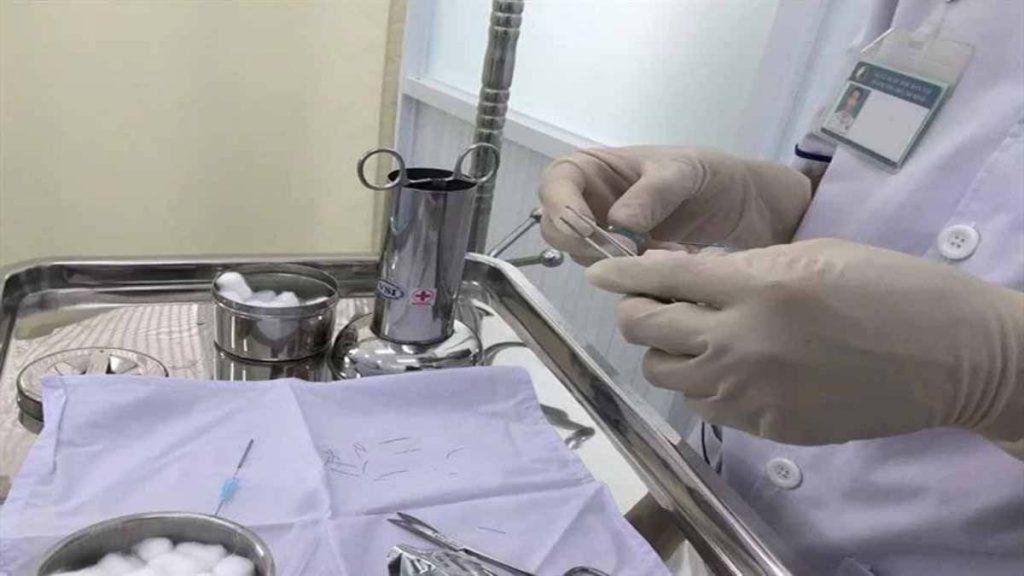 هزینه امبدینگ لاغری-مراقبتهای بعد از امبدینگ نخ لاغری یک متخصص امبدینگ که نخ و سوزن امبدینگ در دست دارد و به هزینه امبدینگ لاغری و مراقبتهای بعد از امبدینگ نخ لاغری اشاره دارد