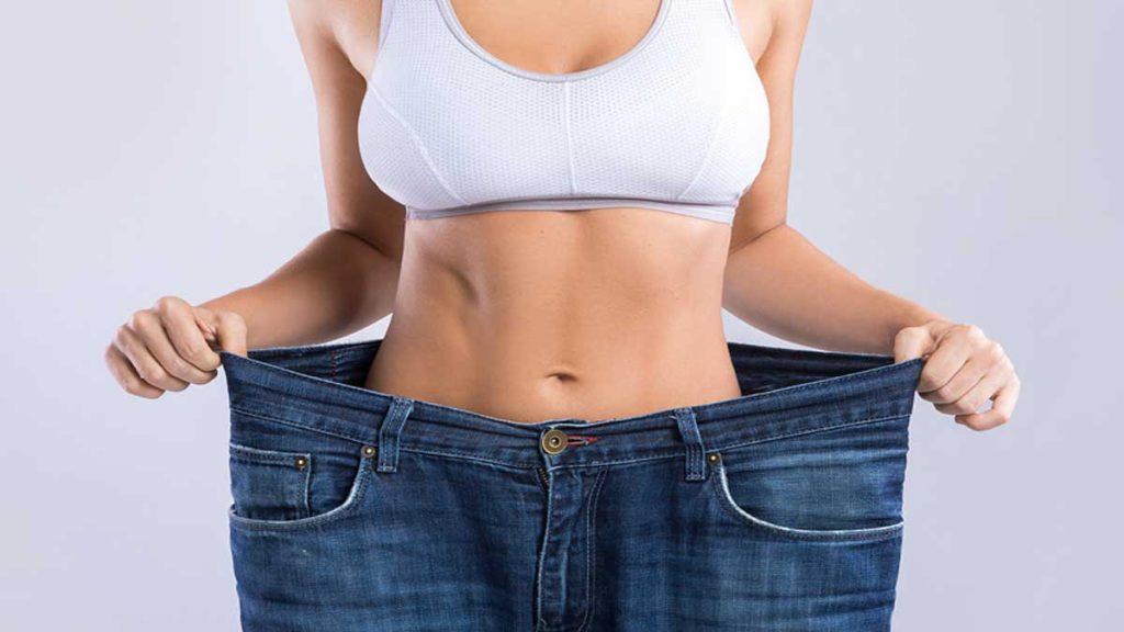 لاغر شدن یک خانم با نخ انداختن شکم برای لاغری که به با امبدینگ چند کیلو لاغر می شویم اشاره دارد