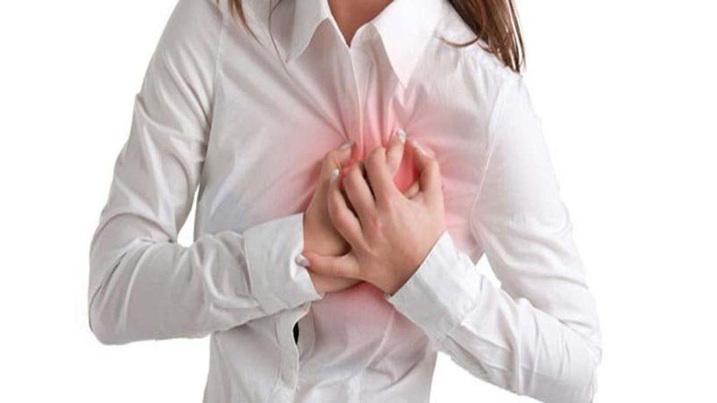 یک خانم که دارای بیماری قلبی است و قفسه سینه خود را فشار می دهد که به افراد نامناسب برای لاغری موضعی با نخ لاغری امبدینگ اشاره دارد
