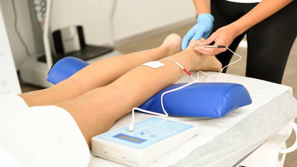 متخصص طب فیزیکی و توانبخشی در غرب تهران-دکتر طب فیزیکی در تهران چه بیماریهایی را درمان میکند؟ درمان بیماری پا بیمار توسط پزشک که به متخصص طب فیزیکی و توانبخشی در غرب تهران و دکتر طب فیزیکی در تهران چه بیماریهایی را درمان میکند؟ اشاره دارد