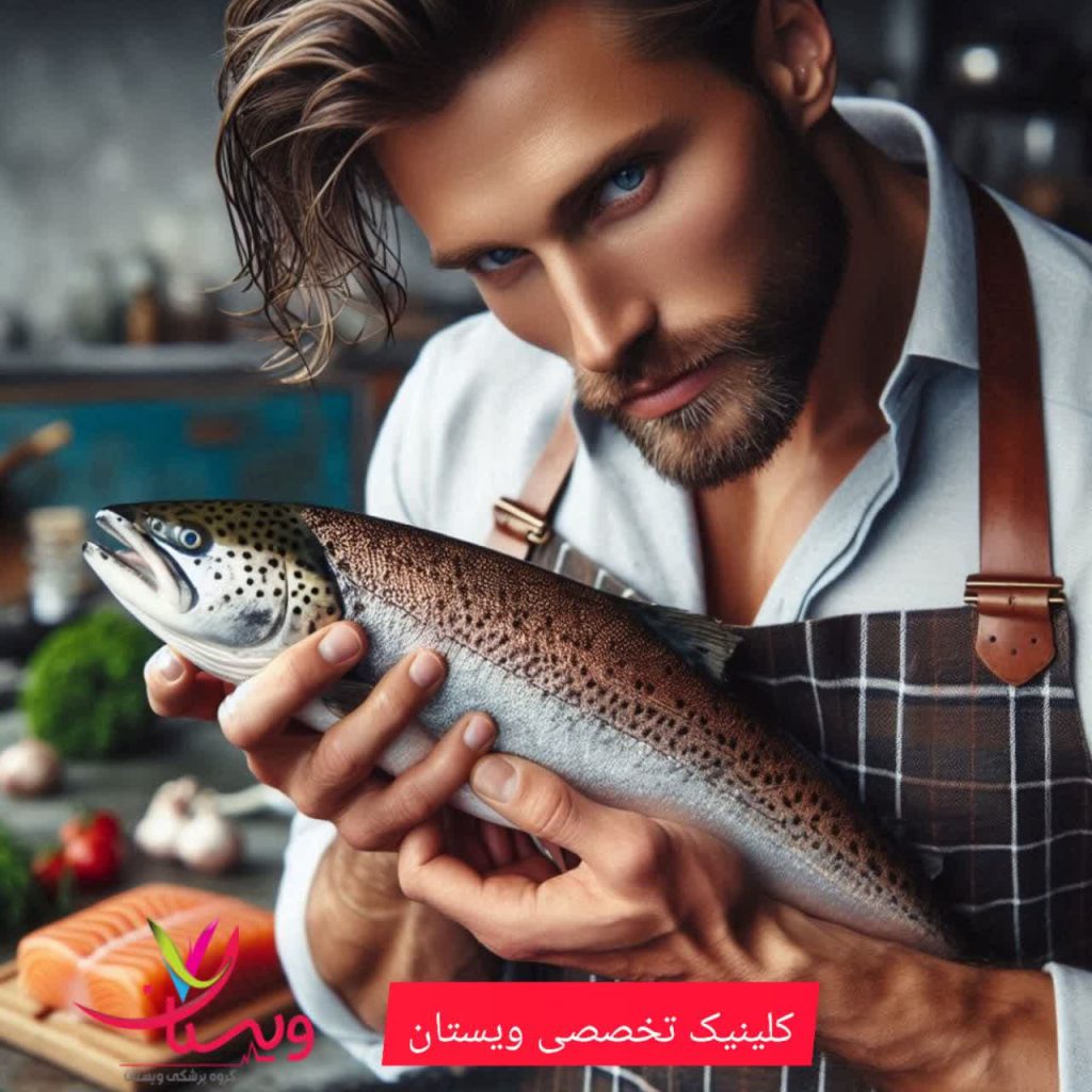 ماهی سالمون در دست مردی جوان ماهی سالمون در دست مردی جوان