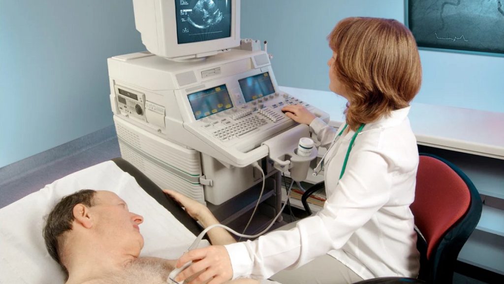 انجام اکوی قلب توسط پزشک خانم برای مرد بیمار انجام اکوی قلب توسط پزشک خانم برای مرد بیمار