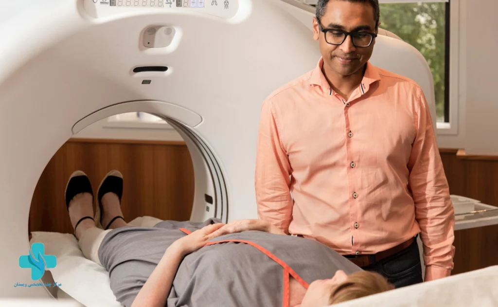 پزشک و بیمار در حال انجام سی تی آنژیو قلب