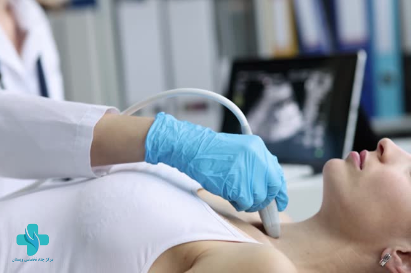 پزشک در حال انجام اسکن تیروئید