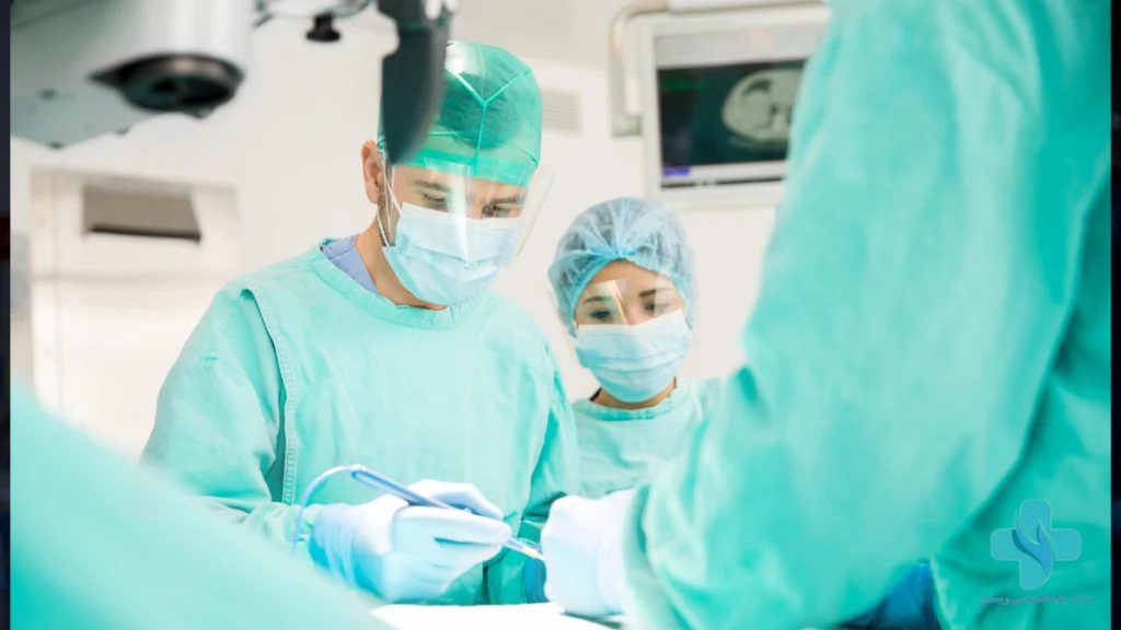 پزشک و دستیارانش در حال انجام عمل قلب